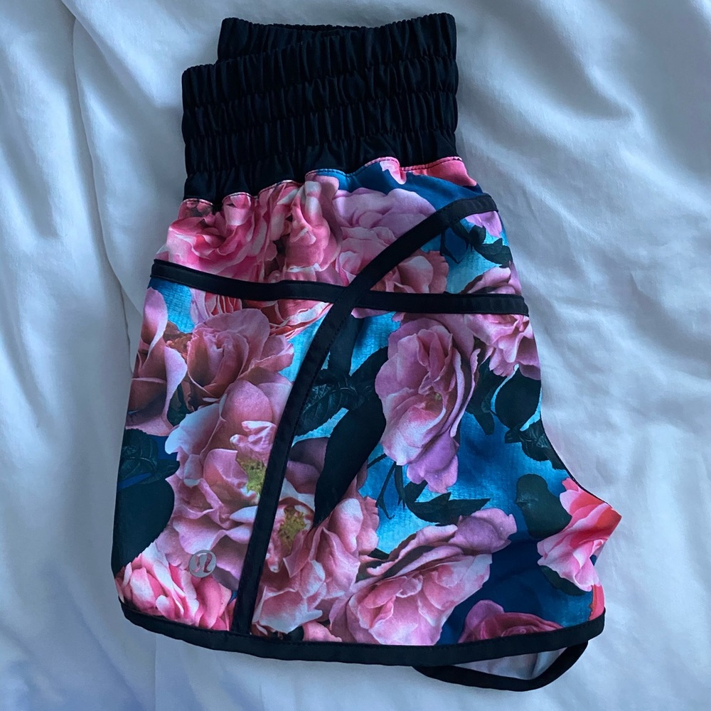 Lululemon secret garden tracker short sz 4